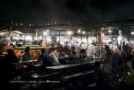 Image du Maroc Professionnelle de  Touristes et marocains dinent dans ses fameux restaurants sur la mythique Place Jemaa El Fana à Marrakech, le 4 Novembre 2007. (Photo / Abdeljalil Bounhar)

 